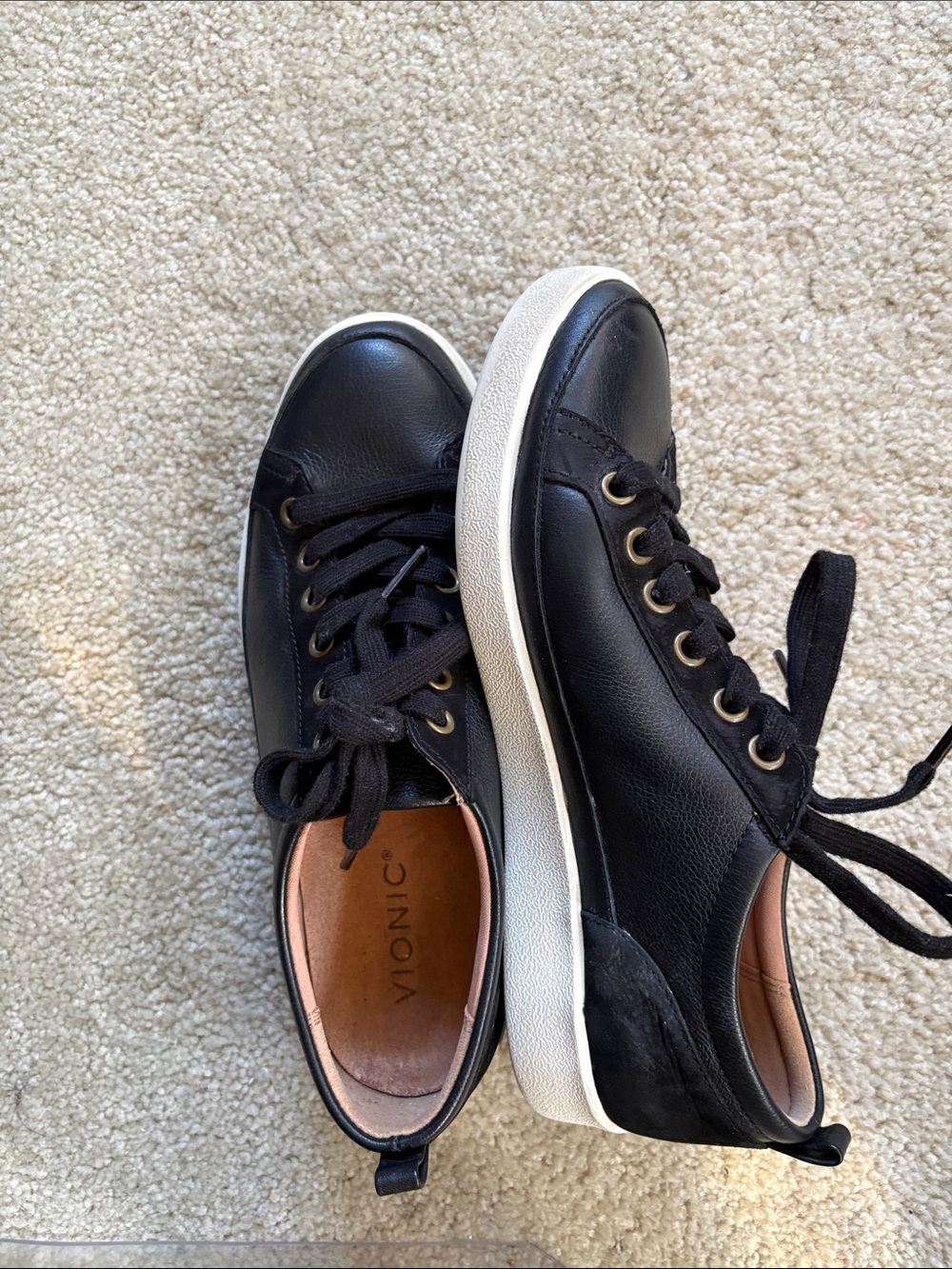 Vionic Black Leather Low-Top Sneaker with White Sole-Size 7.5